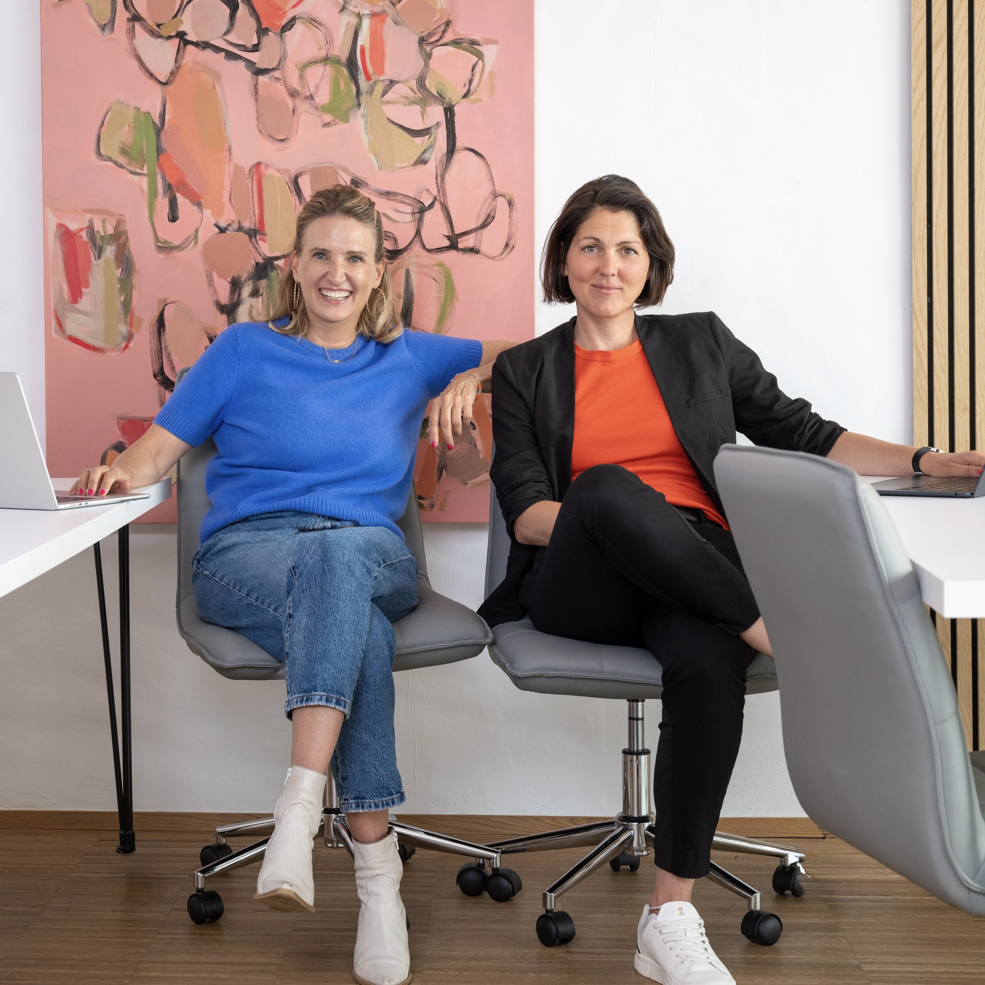 Die Gründerinnen von Make It Matter arbeiten gemeinsam im Büro – Kommunikationsstrategie, Netzwerk und Beratung für Unternehmen mit Wirkung.