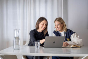 Zwei Kommunikationsberaterinnen von Make It Matter im Gespräch am Laptop – C-Level Sparring für Geschäftsführerinnen und Führungskräfte mit Fokus auf Strategie, Kommunikation und Positionierung.