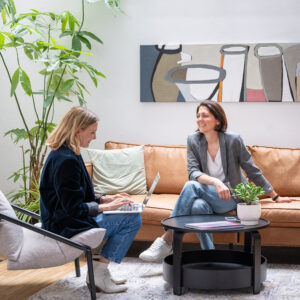 Zwei Kommunikationsberaterinnen von Make It Matter im Gespräch mit Laptop – strategische Kommunikationsberatung und Markenpositionierung für Unternehmen.