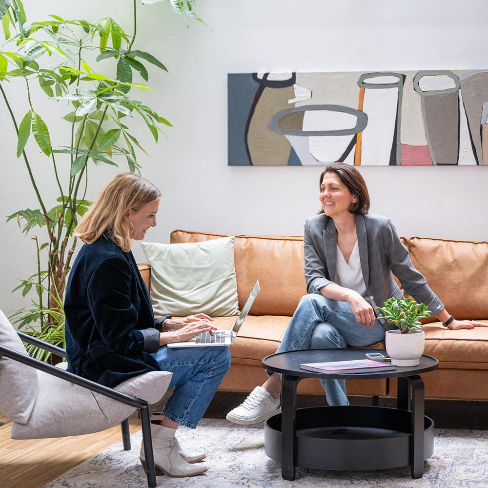 Zwei Kommunikationsberaterinnen von Make It Matter im Gespräch mit Laptop – strategische Kommunikationsberatung und Markenpositionierung für Unternehmen.