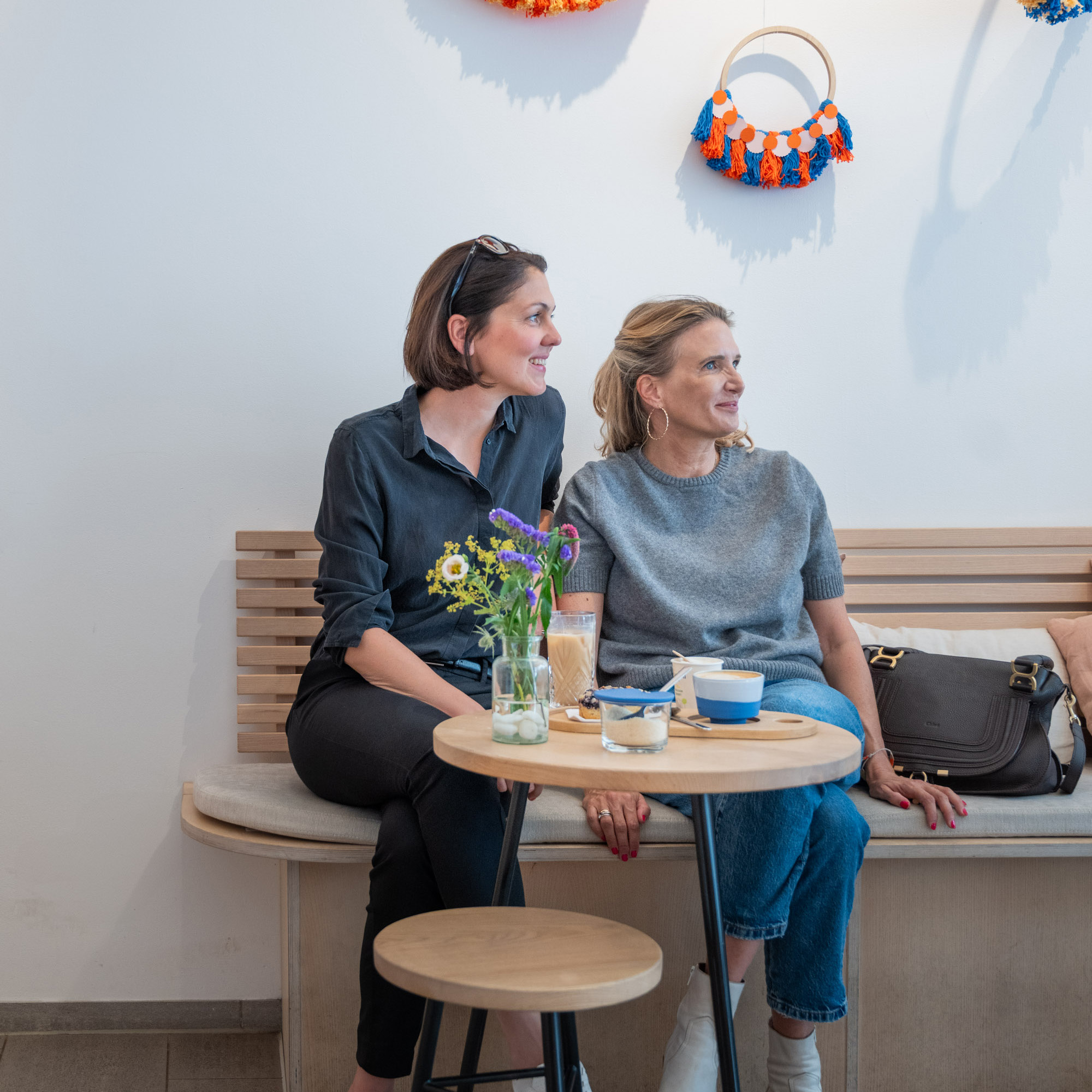 Zwei Kommunikationsberaterinnen von Make It Matter im Gespräch in einem Café – Symbol für strategische Kommunikation und persönliche Beratung.