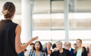 Trainerin leitet ein Kommunikationstraining vor einem Team – Make It Matter Trainings für Storytelling, Content-Strategien und Social Media Kommunikation.